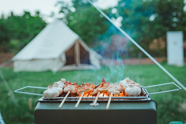 How to find UK campsites that offer cooking classes with local ingredients?
