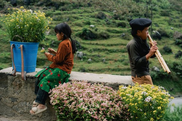 Where can tourists find interactive workshops on traditional British flute making?