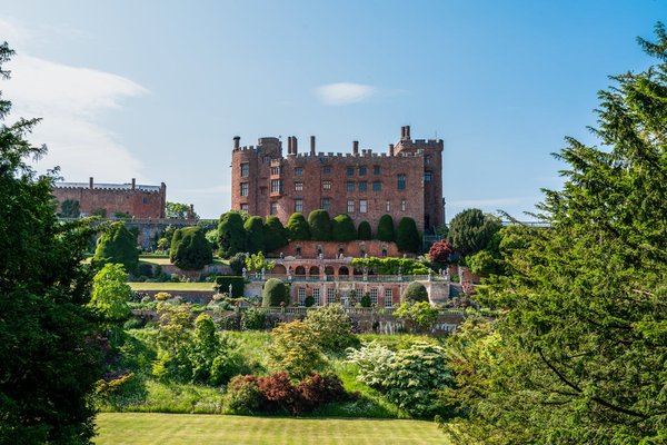 Which UK castles provide the most immersive experiences in Tudor era festivities?