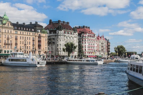 How to find a holiday rental in Norfolk that provides access to medieval reenactments?